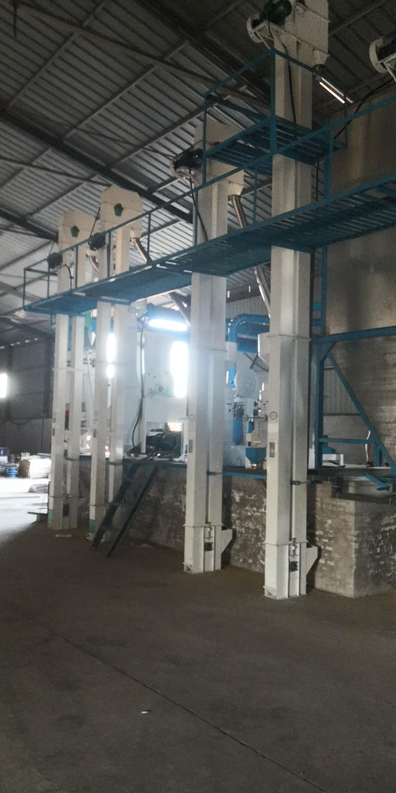 內(nèi)蒙赤峰敖漢旗羊場NZJ30B大米成套加工設(shè)備安裝調(diào)試完畢