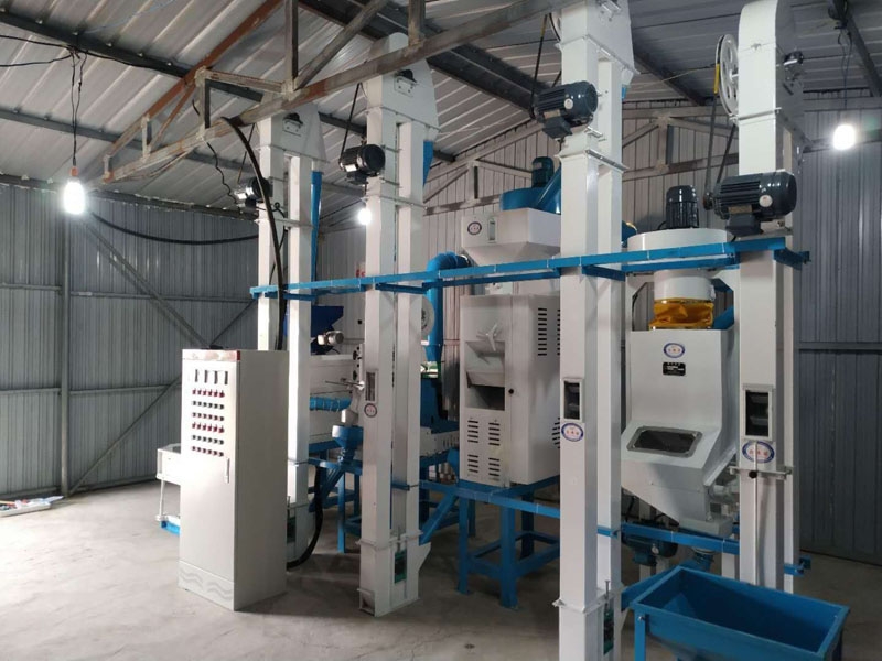 NZJ10型小米成套加工設(shè)備安裝調(diào)試完畢。河北人張家口蔚縣宋家莊鄉(xiāng)宋家莊村